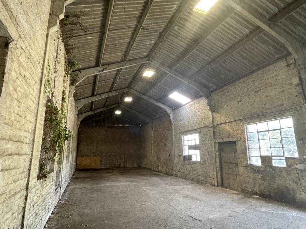 Lot: 21 - OUTSTANDING RURAL OPPORTUNITY! PLANNING FOR CONVERSION AND DEVELOPMENT FOR TWO SUBSTANTIAL RESIDENCES - internal view of Hulberry Barn as existing